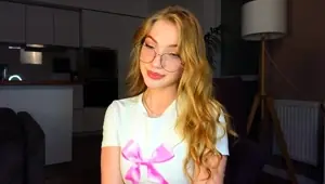 PUSSY BABE BRUNETTE masturbating