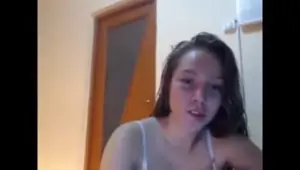 Cutie chats and masturbates simultaneously