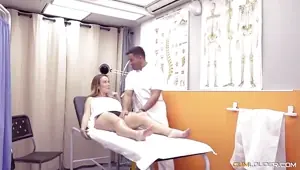 Paola Guerra seduces the physiotherapist