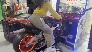 Hot Games with unknown BIG ASS in the car