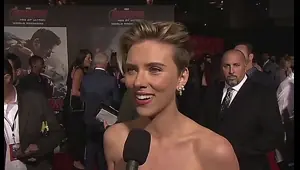 scarlett johansson cleavage at avengers premiere