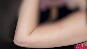 Veja a Sra. Moema no Gloryhole na casa de Swing chupando BBCs PARTE 01