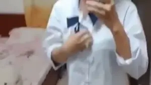 Em Hoc Sinh ao Trang Khoe Vu Cang