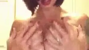 moviendo las tetas