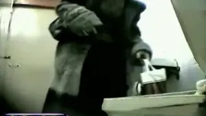 Amateur girls come to public wc to get shot on the spy cam