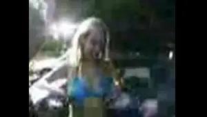ragazza ubriaca fa pompini fuori di una discoteca